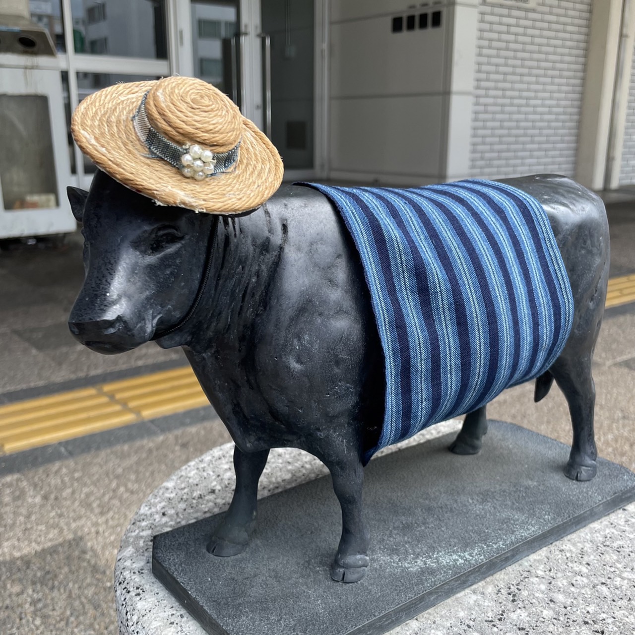松阪駅前の牛さん　夏仕様になりました。