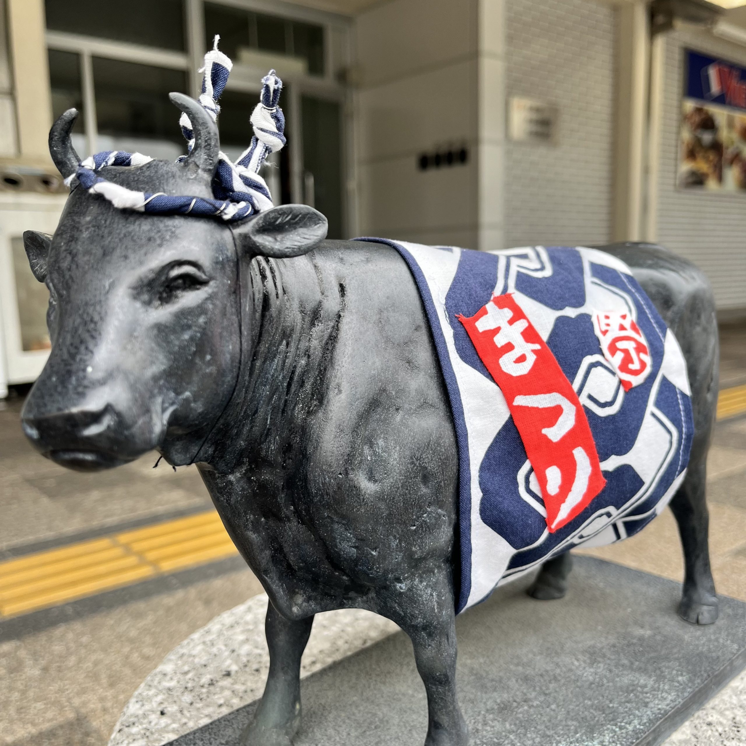 松阪駅前の松阪牛さん「祭り姿」に変身しました
